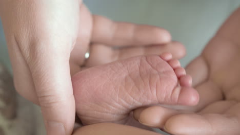 Kleine-Füße-Eines-Neugeborenen