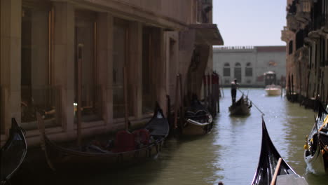 Kanal-Mit-Gondeln-In-Venedig,-Italien