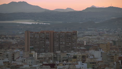 Ein-Panoramablick-Auf-Das-Wohngebiet-Von-Alicante-An-Einem-Sommerabend
