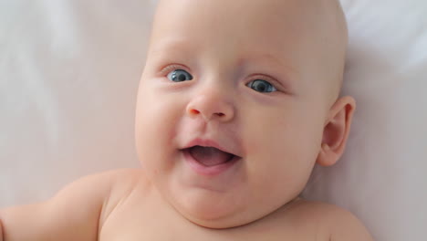 Baby-Emotionen-Porträt-Eines-Sechs-Monate-Alten-Kindes