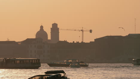 Tráfico-De-Transporte-Acuático-En-Venecia,-Italia,-Vista-Al-Atardecer.