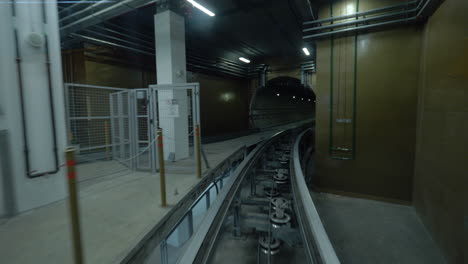Fahren-Sie-Auf-Schienen-Durch-Einen-Dunklen-Tunnel