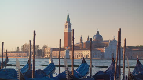 Überdachte-Gondelboote-In-Venedig,-Italien