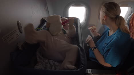 Baby-in-a-bassinet-in-airplane