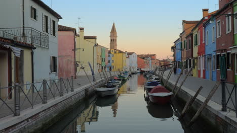 Calle-Tranquila-Con-Canal-Y-Casas-De-Colores-En-La-Isla-De-Burano,-Italia.