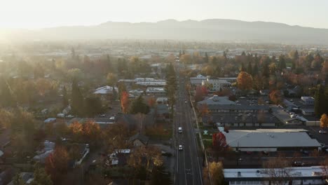 Die-Farben-Des-Herbstes-Füllen-Die-Bäume-In-Der-Malerischen-Stadt-Medford,-Oregon