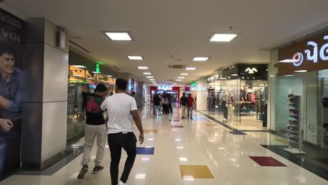 Mucha-Gente-Va-A-Comprar-Ropa-Dentro-Del-Centro-Comercial.