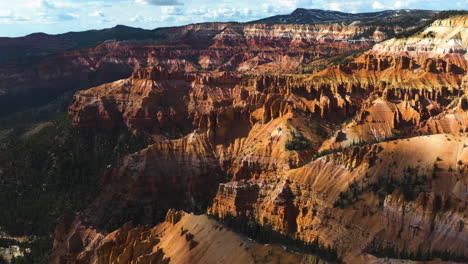 Aerial-view-panning-over-red-sandstone-formations,-in-sunny-Bryce-Canyon,-Utah