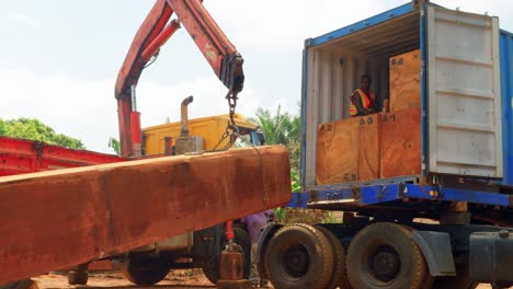 Laden-Eines-Großen-Stücks-Gefällten-Holzbaums-In-Einen-LKW-In-Afrika