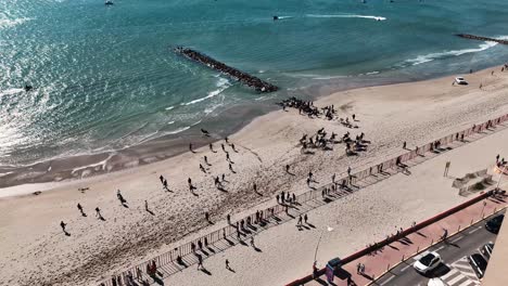 Pferde--Und-Bullenveranstaltung-Mit-Einer-Menschenmenge,-Die-Den-Strand-Von-Palavas-Aus-Der-Luft-Hinunterläuft