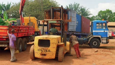 Cargando-Un-Camión-Con-árboles-De-Madera-Cortados-Provenientes-De-La-Deforestación-En-Una-Fábrica-De-Aserraderos-En-África