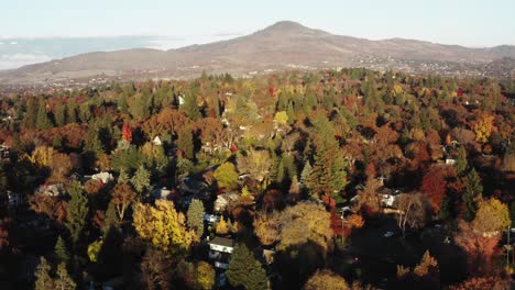 Surrounded-by-beautiful-nature,-the-suburbs-of-Medford,-Oregon