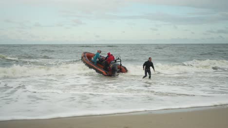 Lanzamiento-Del-Bote-De-Rescate-Desde-La-Playa-De-Arena