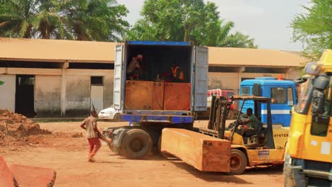 Verwendung-Eines-Elektrischen-Gabelstaplers-Zum-Beladen-Eines-LKWs-Mit-Holzzuschnitten-In-Einer-Sägewerksfabrik-In-Afrika