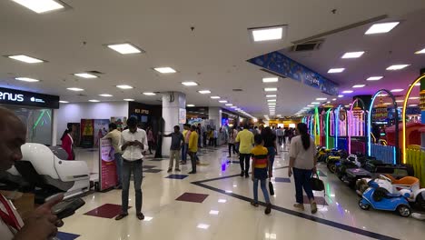 Toma-Pov-Por-Qué-No-Hay-Mucha-Gente-Dentro-Del-Centro-Comercial-Saliendo-A-Ver-Una-Película-Y-Algunas-Personas-Yendo-A-Desayunar