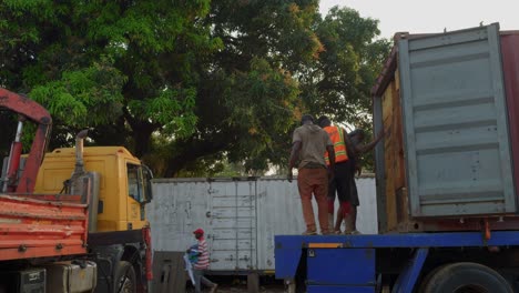 Sägewerk-In-Afrika-Schwarze-Männliche-Arbeitskräfte,-Die-Einen-LKW-Beladen