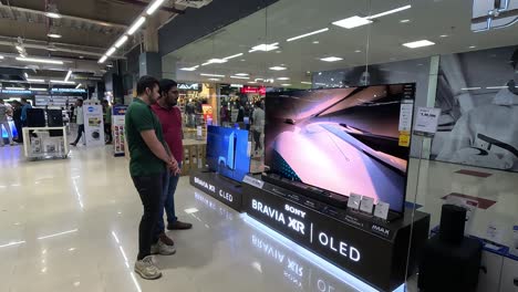 Toma-En-Primera-Persona-Dentro-De-La-Sala-De-Exposición-Del-Centro-Comercial-Roma,-Donde-Se-Observa-A-Dos-Clientes-Comprando