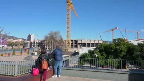 Besucher-Machen-Fotos-Von-Den-Bauarbeiten,-Die-Am-Neuen-Stadion-Des-Fußballclubs-Spotify-Camp-Nou,-Barcelona-Begonnen-Haben