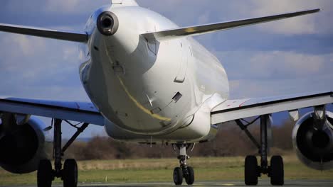 Avión-De-La-Aerolínea-Air-France-Moviéndose-Lentamente-En-La-Pista-Del-Aeropuerto-De-Biarritz-En-Francia