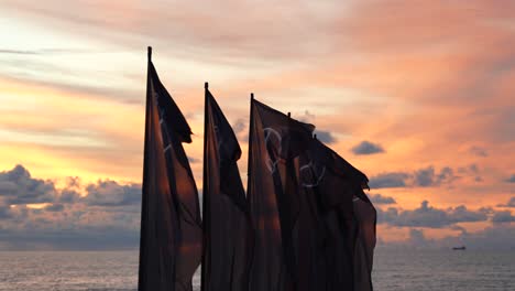 Banderas-De-Mercedes-Ondeando-Al-Viento,-En-Cámara-Lenta.