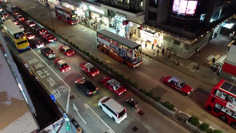 Vielbeschäftigte-Taxis-Pendeln-Im-Verkehr-Auf-Der-Nathan-Road-In-Kowloon,-Hongkong
