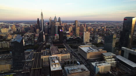 Vista-Aérea-Inclinada-Hacia-El-Horizonte-De-Filadelfia,-Puesta-De-Sol-De-Otoño-En-EE.UU.