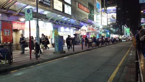 Lebhafte-Sai-Yeung-Choi-Straße-Mit-Pendlern-In-Mongkok,-Hongkong