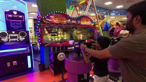 Disparo-En-Primera-Persona,-Padre-Jugando-Con-Un-Niño-En-Un-Mundo-Loco-De-Cámara-Dentro-Del-Centro-Comercial