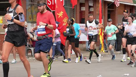 Viele-Läufer-In-Aktion-Beim-Chicago-Marathon-2023