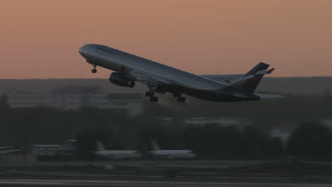 Airbus-A330-Saliendo-Del-Aeropuerto-De-Moscú-Al-Atardecer-Rusia