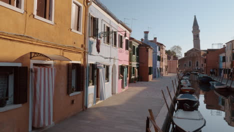 Una-Hermosa-Vista-De-Burano-Italiano-Con-Fachadas-Coloridas-Y-Barcos-En-Un-Canal-Estrecho