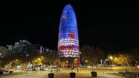 Zeitraffer-Von-Barcelona-Mit-Beleuchtetem-Torre-Agbar-Bei-Nacht,-Spanien