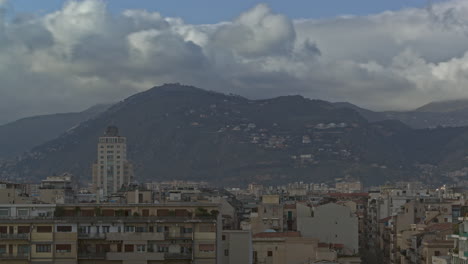 Timelapse-De-Nubes-Sobre-La-Escena-De-La-Ciudad-De-Palermo-Italia-Con-Colinas-Verdes