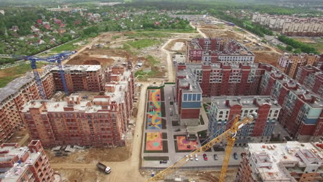 Una-Vista-Aérea-De-Un-Sitio-De-Construcción-De-Edificios-Residenciales-Frente-Al-Paisaje-Rural