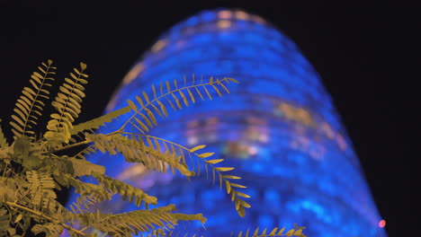 Torre-Agbar-Iluminada-De-Azul-Por-La-Noche.