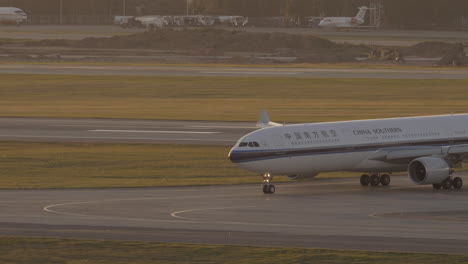 China-Southern-A330-Rollt-Auf-Der-Landebahn