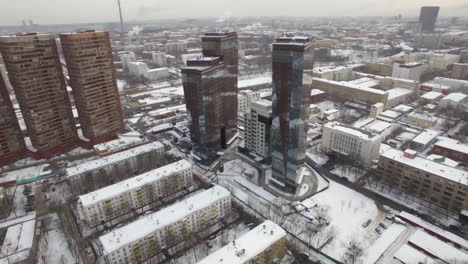 Una-Vista-Aérea-De-Un-Paisaje-Urbano-Cubierto-De-Nieve