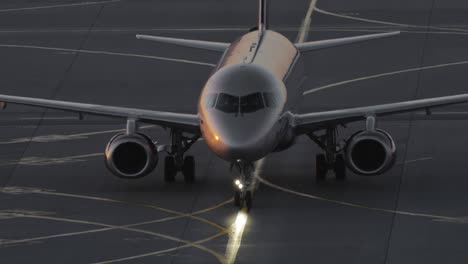 Aviones-Rodando-En-El-Aeropuerto-Al-Atardecer.