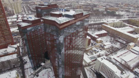 Una-Vista-Aérea-De-Brillantes-Edificios-Modernos-Contra-El-Paisaje-Urbano