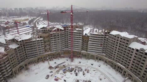 Una-Vista-Aérea-De-Una-Enorme-Zona-De-Construcción-De-Edificios-De-Invierno