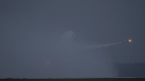 El-Avión-Despegando-De-La-Pista-Cubierta-De-Lluvia.