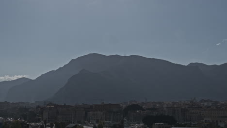 Timelapse-De-Cloudscape-Y-Ciudad-Al-Pie-De-Las-Montañas