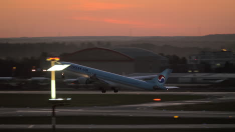 Avión-De-Aire-Coreano-Que-Sale-Del-Aeropuerto-De-Sheremetyevo-En-El-Atardecer-De-Moscú