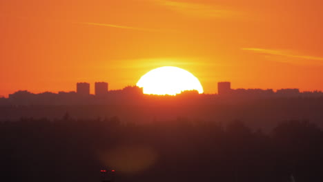 Puesta-De-Sol-Dorada-En-La-Ciudad