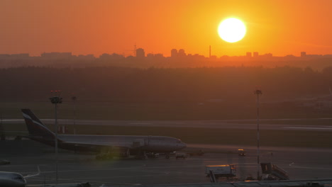 Sonnenuntergang-über-Der-Stadt-Und-Dem-Flughafen-Mit-Blick-Auf-Moskau,-Russland