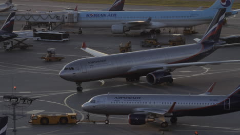 Zurückdrängen-Und-Einsteigen-Von-Flugzeugen-Am-Flughafen-Scheremetjewo-In-Moskau,-Russland