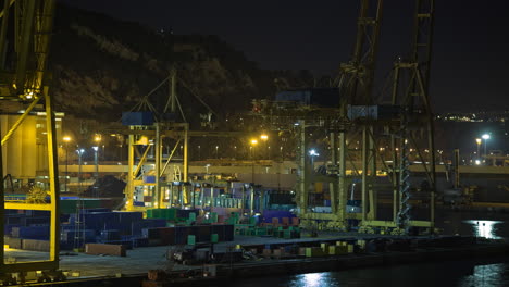 Zeitraffer-Des-Containerverkehrs-Im-Industriehafen-In-Spanien-Bei-Nacht
