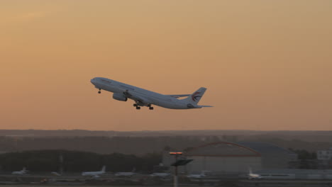 Avión-Oriental-De-China-A330-Despegando-Al-Atardecer