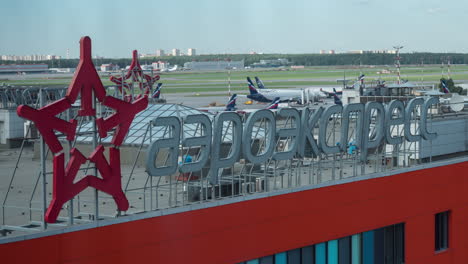 Zeitraffer-Des-Flugzeugverkehrs-Und-Aeroexpress-Banner-Am-Flughafen-Scheremetjewo