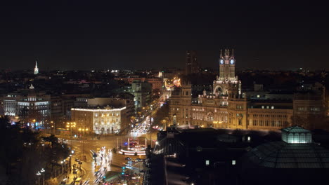 Timelapse-De-La-Noche-Madrid-Con-Tráfico-En-La-Plaza-Cibeles-España